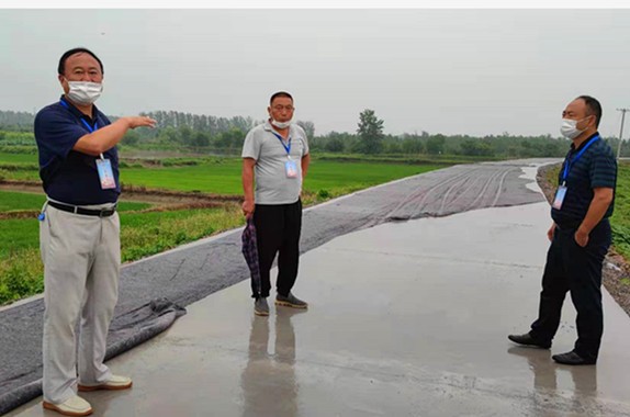 余德江代表正在给前来视察的代表介绍《关于对新建圩除险、加固及堤顶道路硬化的建议》的缘由_副本.jpg